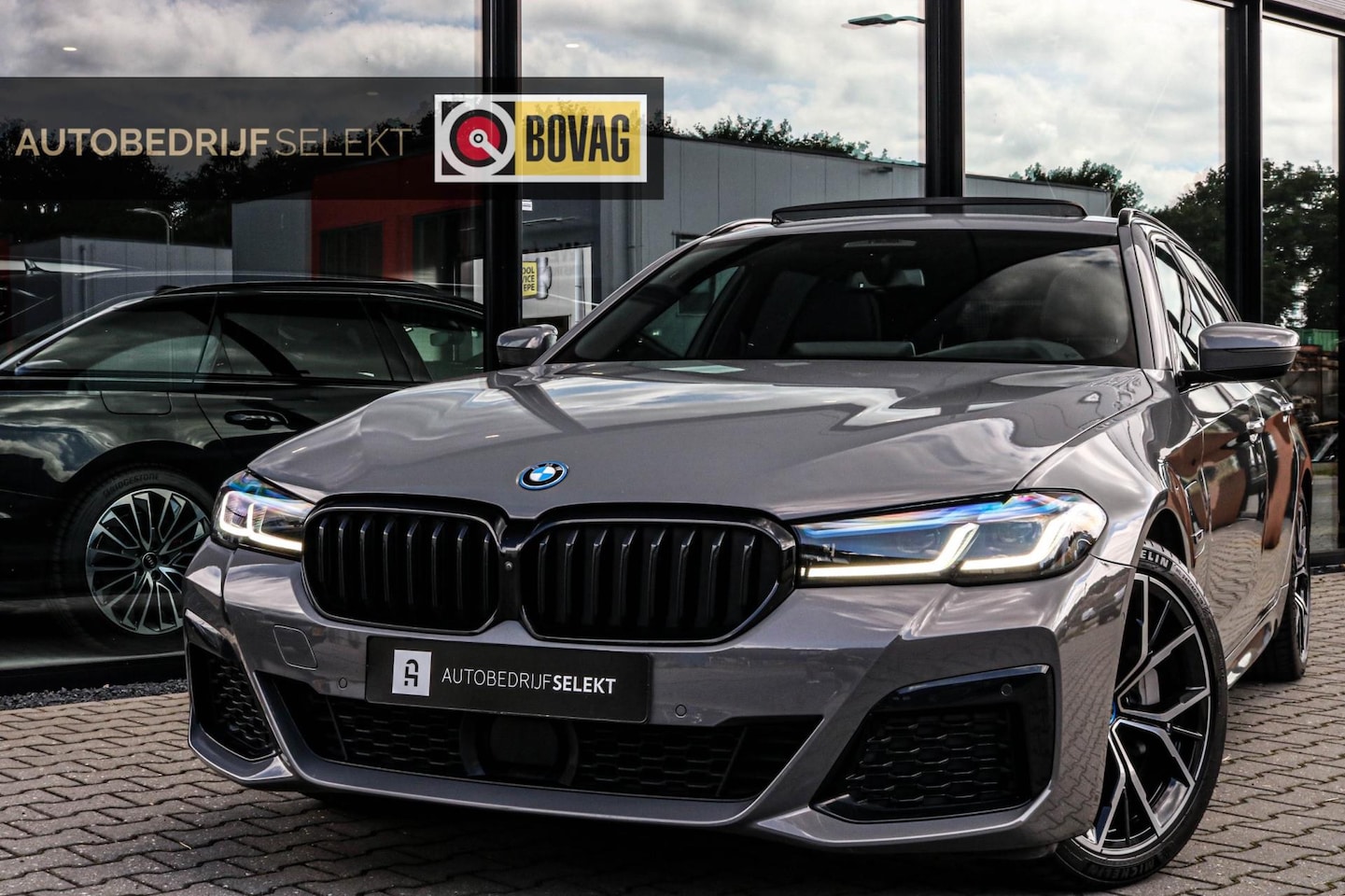BMW 5-serie Touring - 530e M-SPORT - PANO - TREKHAAK - LASER - HARMAN - VOL!!! - AutoWereld.nl