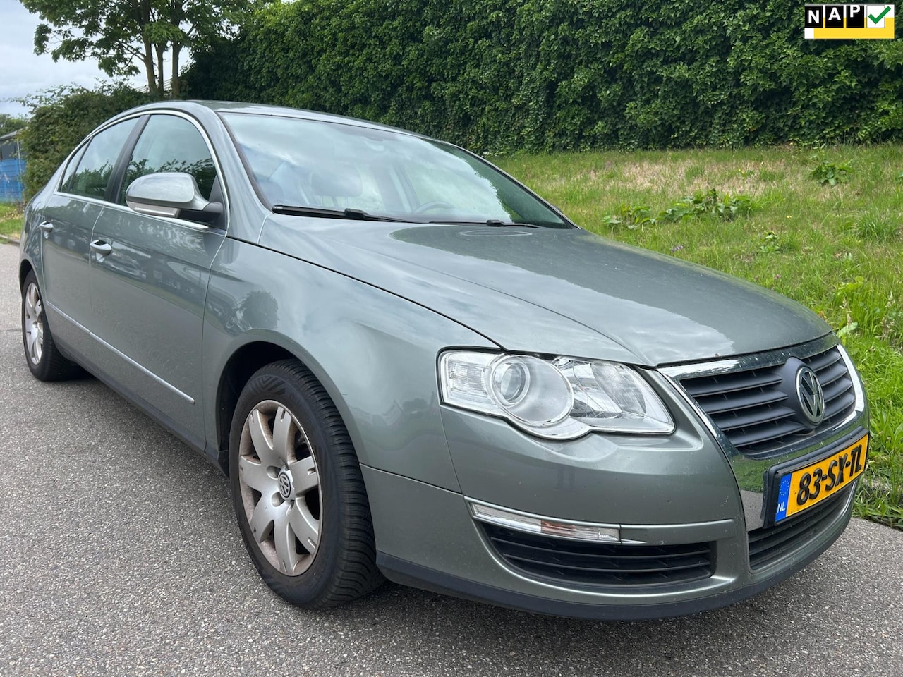 Volkswagen Passat - 2.0 FSI Sportline - koude airco - cruise control - 6 versnellingen - AutoWereld.nl