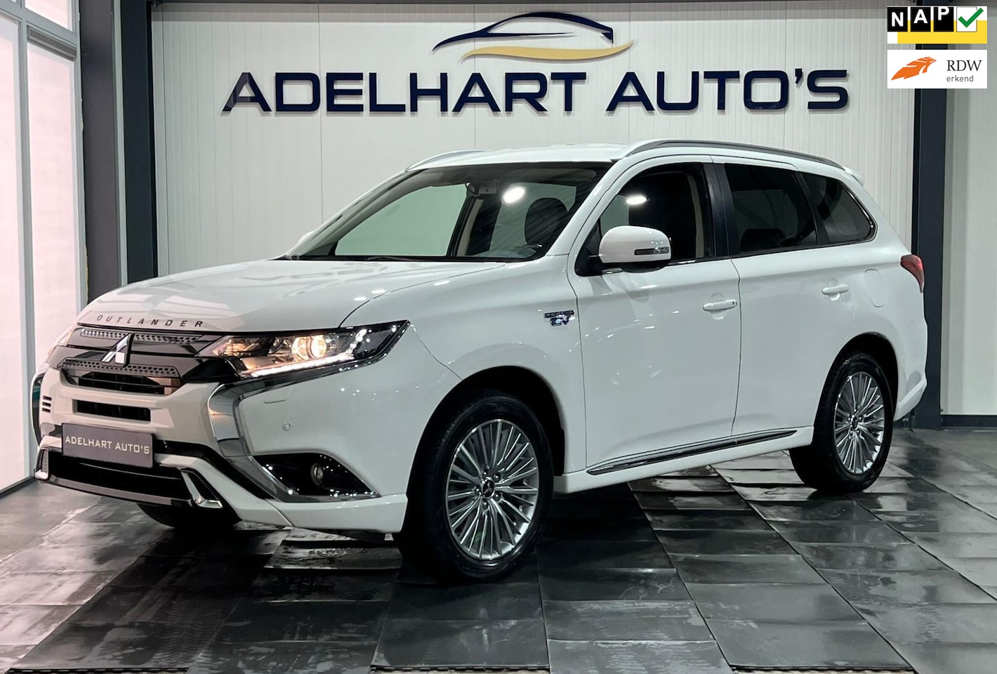 Mitsubishi Outlander - 2.4 PHEV Pure+ Automaat / Navigatie full map / Cruise control / Lederen interieur / etc.. - AutoWereld.nl