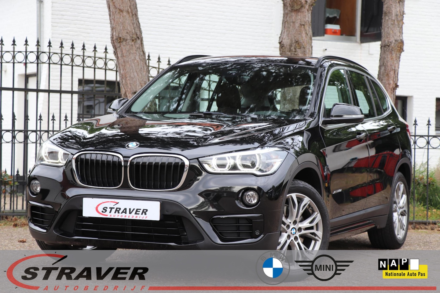 BMW X1 - xDrive20i High Executive |Panoramadak |Trekhaak |Stuurwiel verwarmd - AutoWereld.nl