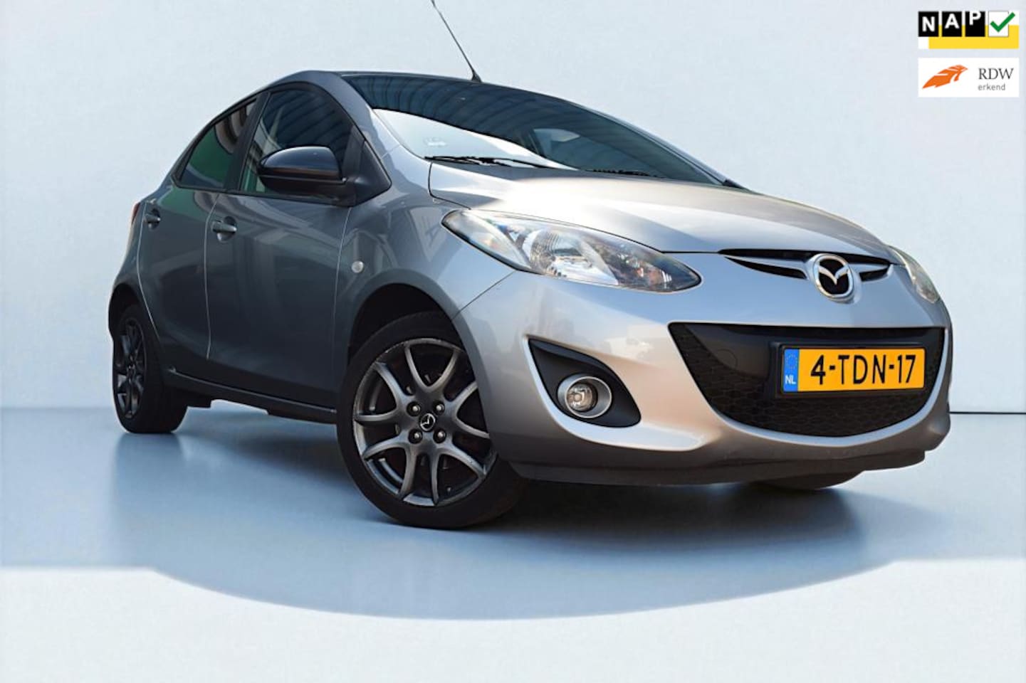 Mazda 2 - 1.3 TS Plus 1.3 TS Plus, Parkeerhulp, Stoelverwarming, Navigatie, Lichtmetalen velgen. - AutoWereld.nl