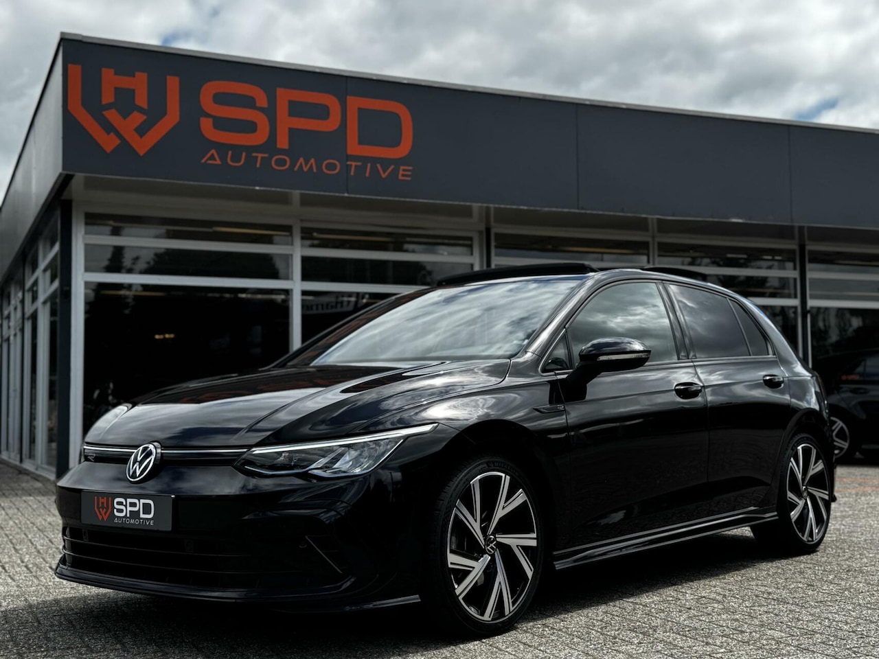 Volkswagen Golf - 1.5 eTSI R-Line|Led|Pano|Harman&Kardon - AutoWereld.nl