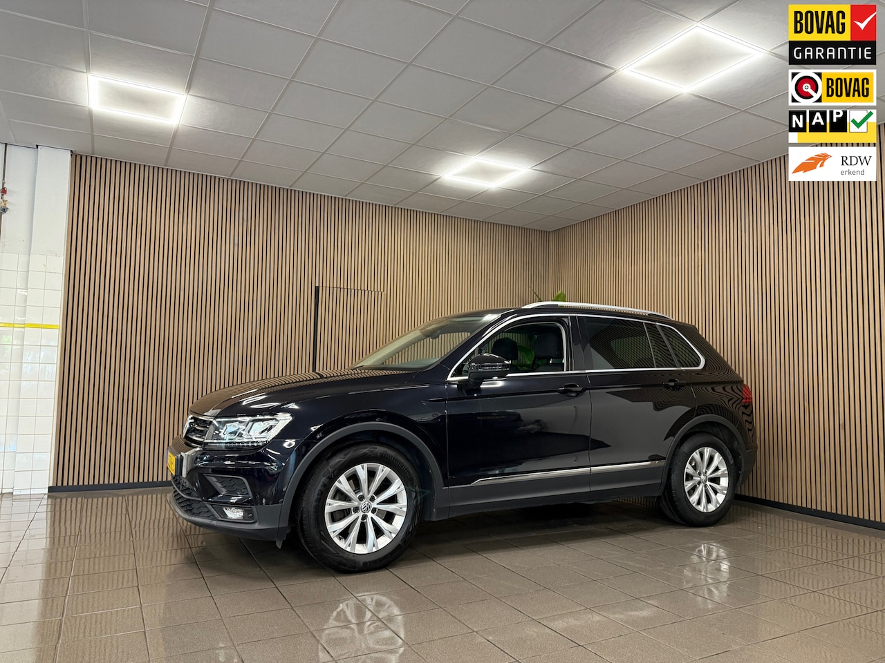 Volkswagen Tiguan - 1.5 TSI Comfortline Business * Panoramadak / Xenon / Trekhaak / Navigatie / NL Auto * - AutoWereld.nl