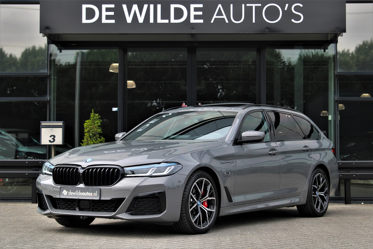 BMW 5-serie Touring - 530e xDrive M-sport 292pk M-seats Pano 4-wielsturing Harman/Kardon Head-up Memory 360-came - AutoWereld.nl