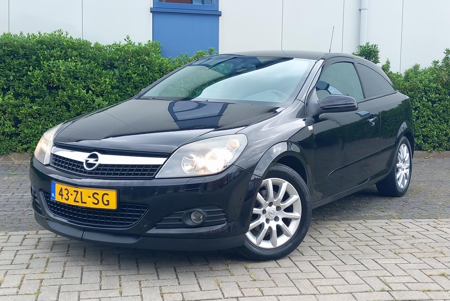 Opel Astra GTC - 1.6 16V 85KW Airco/Camera/Navigatie - AutoWereld.nl