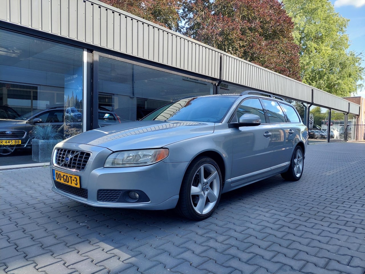 Volvo V70 - 2.5T Momentum Origineel NL Leer PDC Electrische achterklep Regensensor 18 inch Clima Cruis - AutoWereld.nl