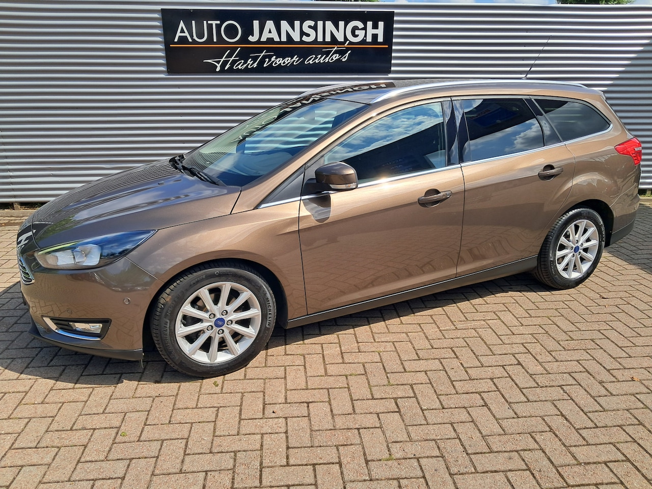 Ford Focus Wagon - 1.0 Titanium met 80.452 km!! | Clima | Navigatie | Trekhaak | Als nieuw! | Keyless | RIJKL - AutoWereld.nl