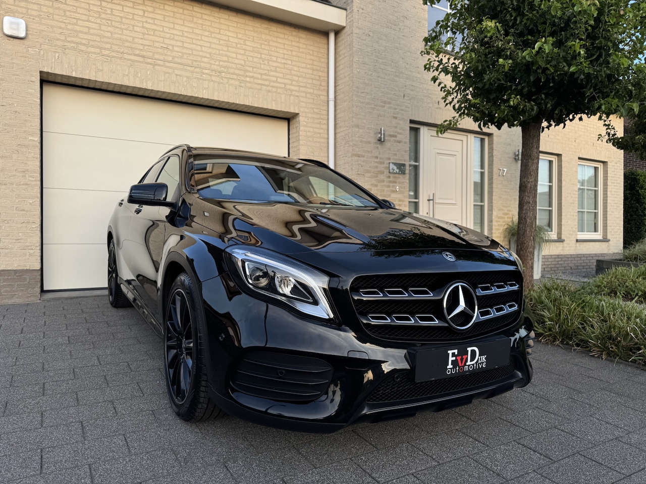 Mercedes-Benz GLA-Klasse - 180 AMG Aut Panoramadak Nightpakket SportLeder Navi Led Camera 19" Pdc - AutoWereld.nl