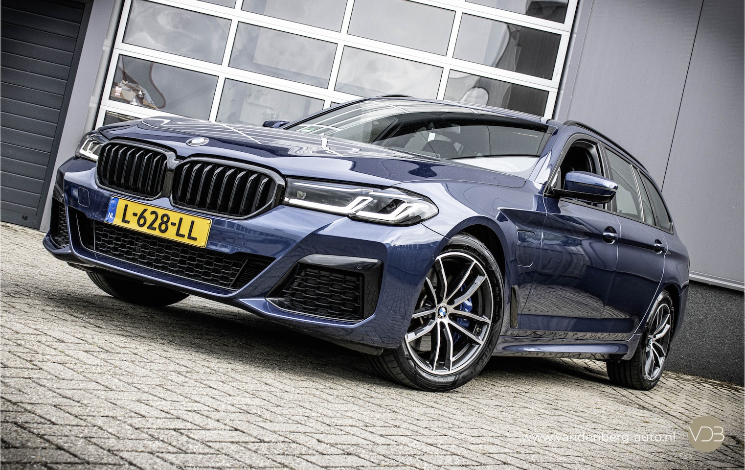 BMW 5-serie Touring - 520e 272pk M-Sport Origineel NL Leer LED - AutoWereld.nl
