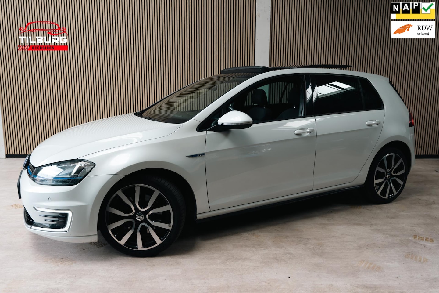 Volkswagen Golf - 1.4 TSI GTE Connected Series | Pano | Led | Navi | ACC | - AutoWereld.nl