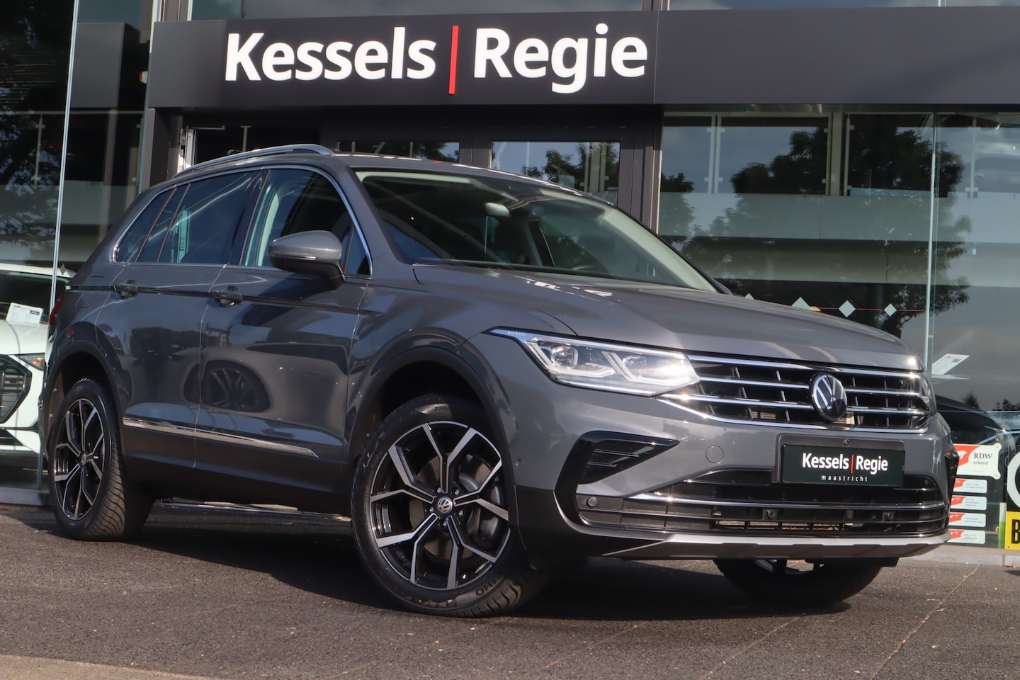 Volkswagen Tiguan - 1.5 eHybrid Elegance Pano Leer Navi Led Virtual HuD - AutoWereld.nl
