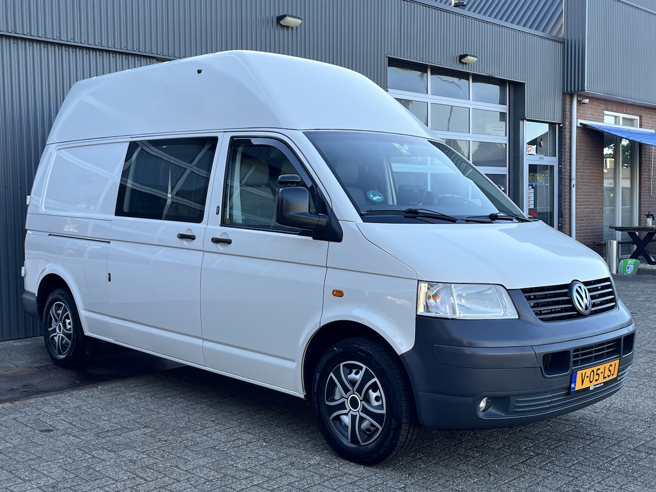 Volkswagen Transporter - 2.5 TDI 340 130pk L2H3 BTW vrij! Automaat Airco Trekhaak Stroomvoorziening Stand kachel Be - AutoWereld.nl