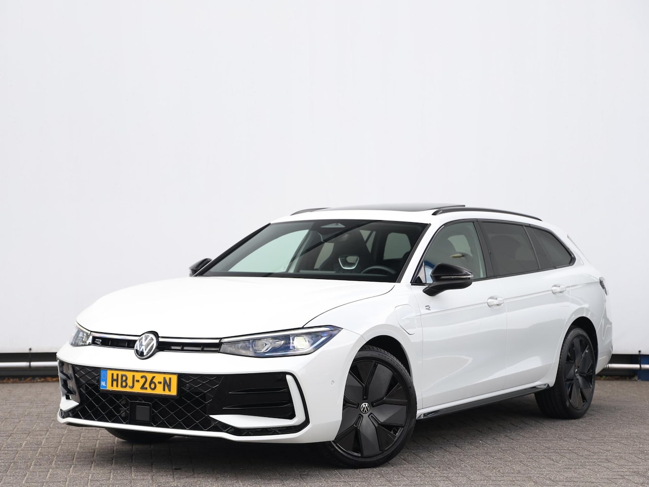 Volkswagen Passat Variant - 1.5 eHybrid 272PK R-Line Edition DEMO | Black style | Panoramadak | 19" inch lm velgen | N - AutoWereld.nl