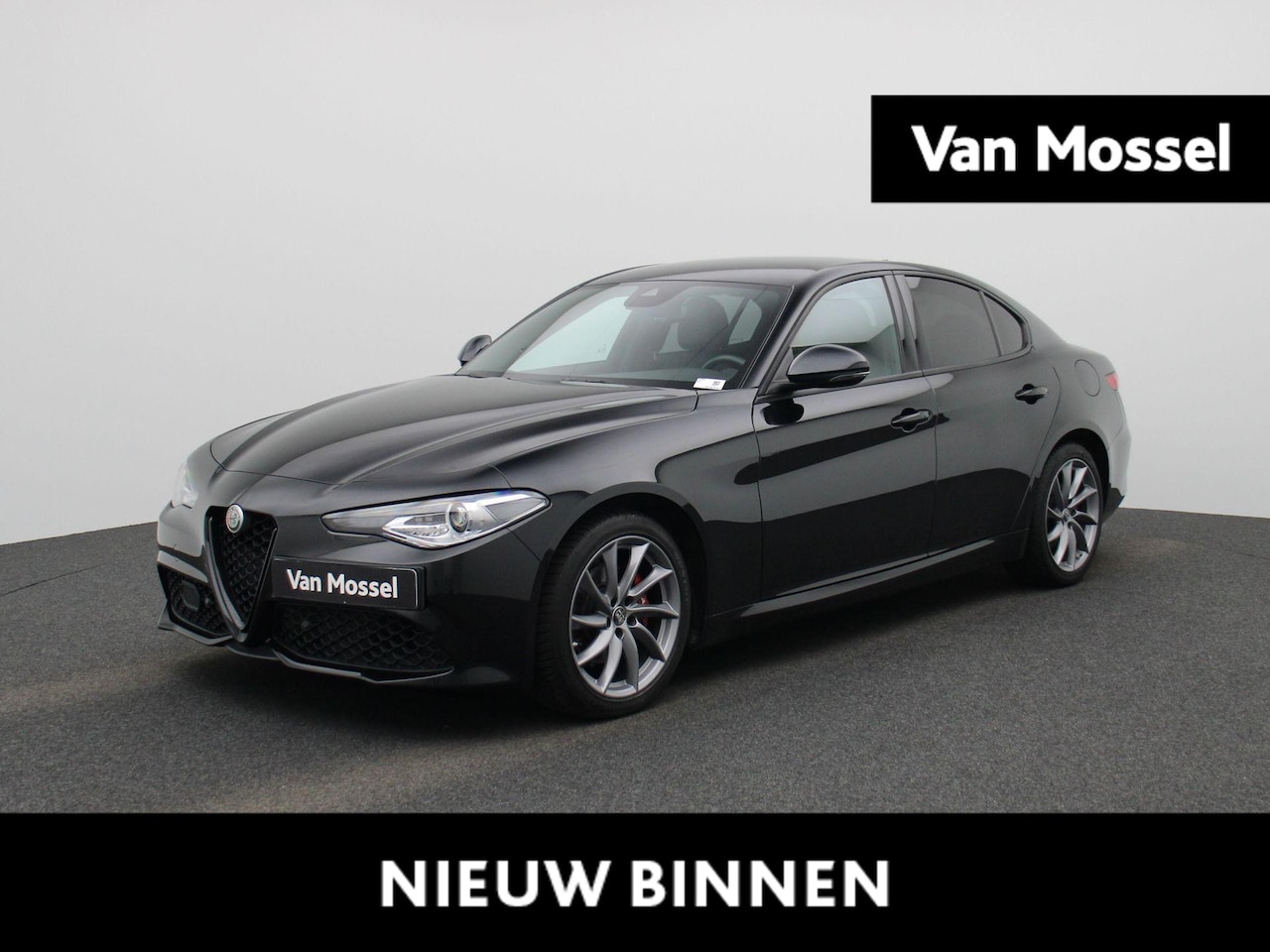 Alfa Romeo Giulia - 2.0T Sprint | LMV | Automaat | Parkeer sensoren | Camera | Navigatie | Half leder | Cruise - AutoWereld.nl