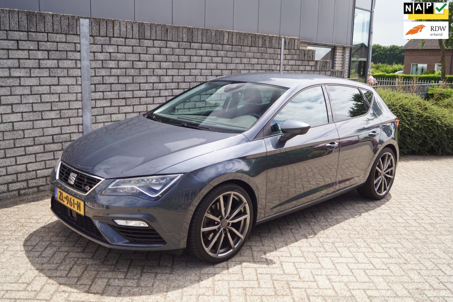 SEAT Leon - 2.0 TSI FR Business Intense 190PK Half Leder Sportst Stoelverw Navi Camera Clima Adaptieve - AutoWereld.nl