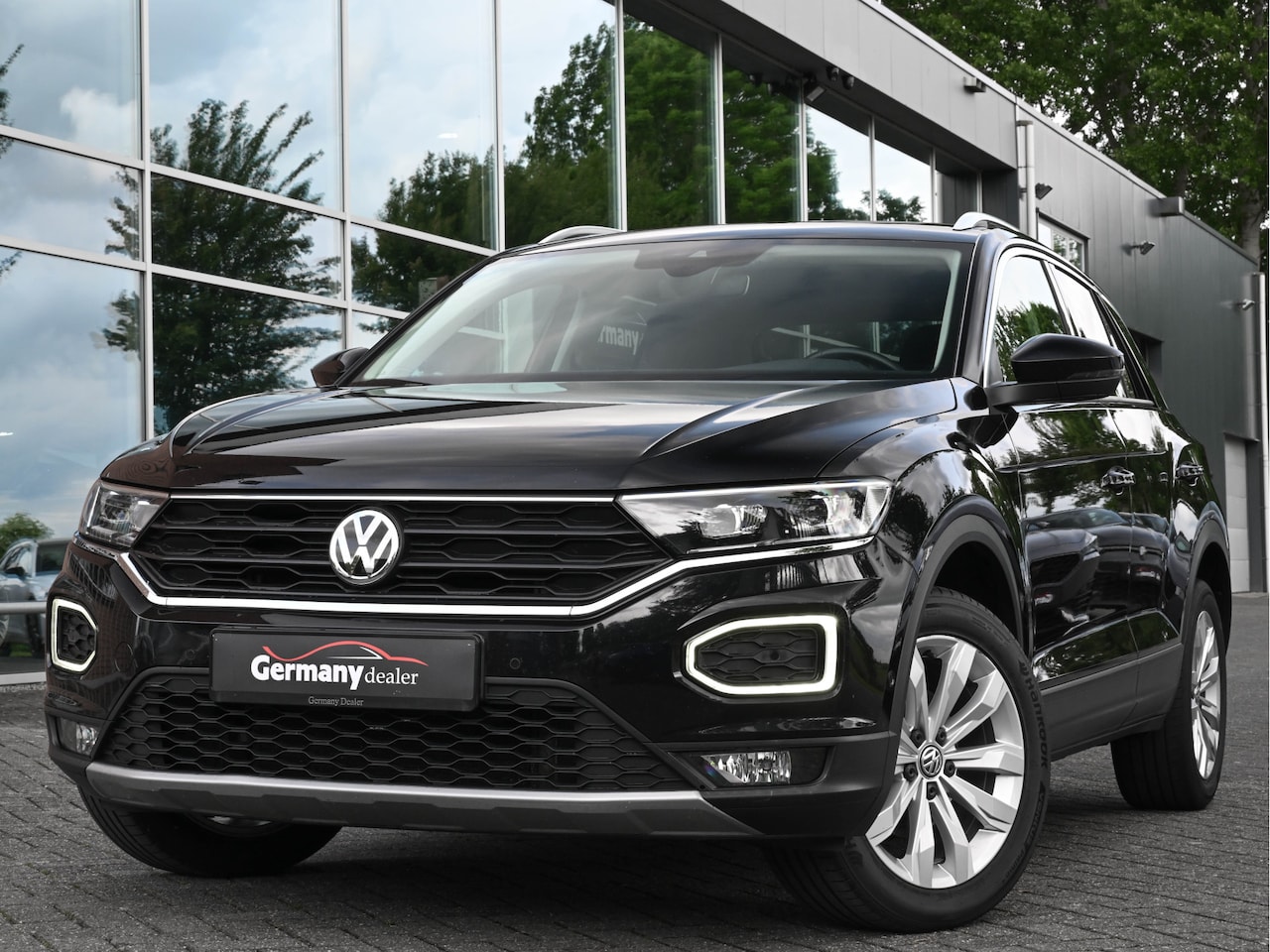 Volkswagen T-Roc - 1.5TSI Style Business Pano ACC BSM Trekhaak Stoel/Stuur verwarmd - AutoWereld.nl