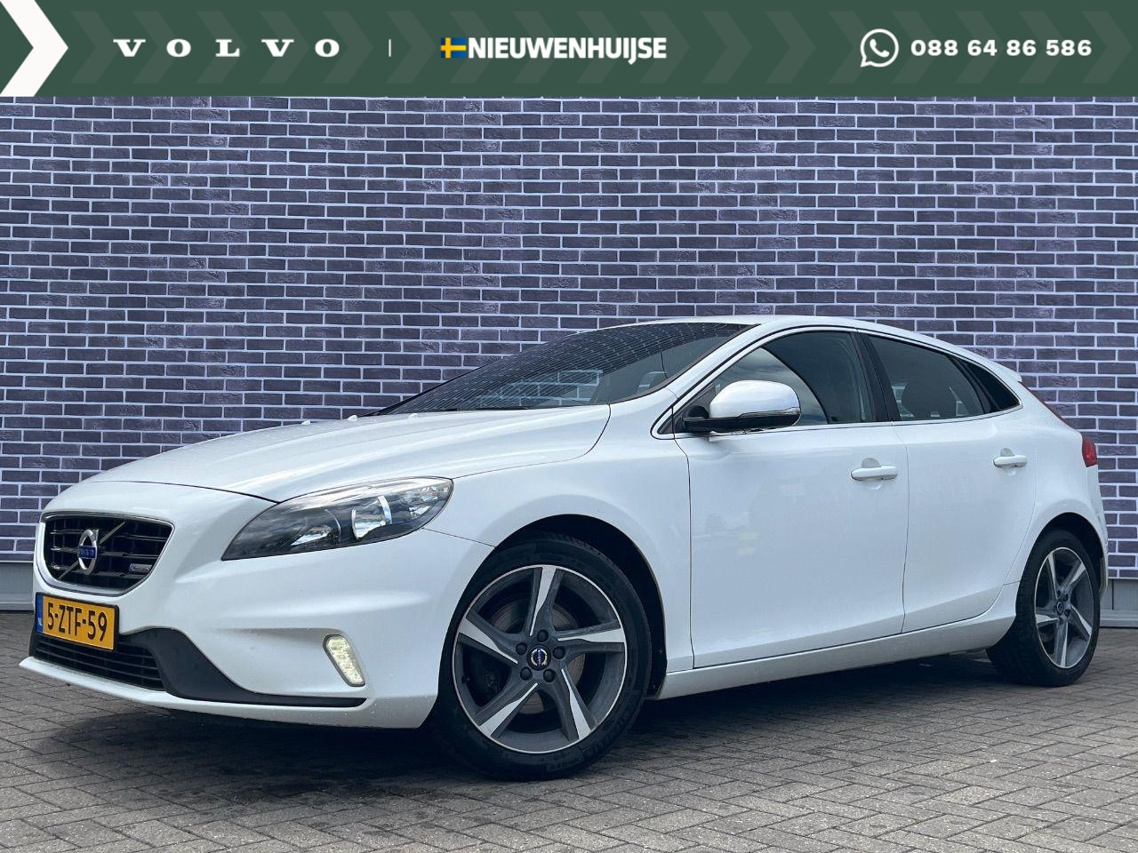 Volvo V40 - 1.6 T3 R-Design | Trekhaak | Parkeersensoren achter | Climate control | High performance a - AutoWereld.nl