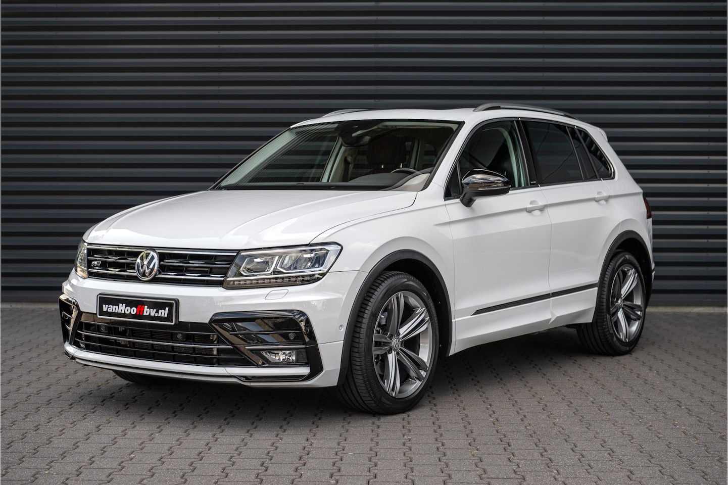 Volkswagen Tiguan - 1.5 TSI R-Line Highline Privacy - Pano - 19'' - AutoWereld.nl