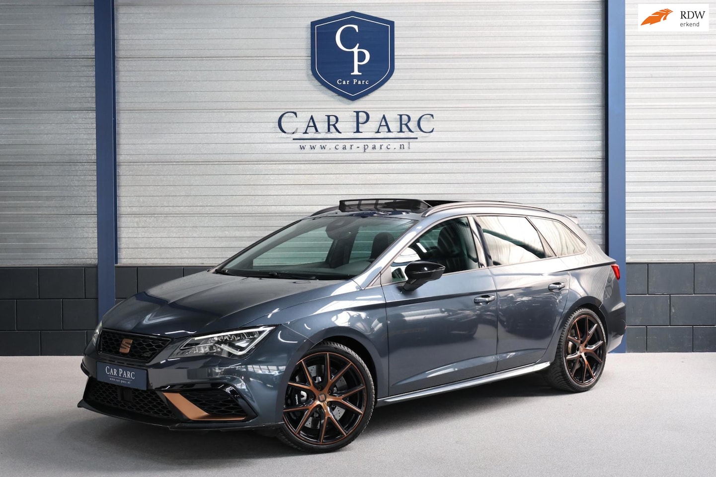 SEAT Leon - 2.0 TSI CUPRA R 300+PK LED/CARBON/VIRTUAL/SFEER/PANO/ALCANTARA+S.VERWARMING/19" LMV/CAM/AC - AutoWereld.nl