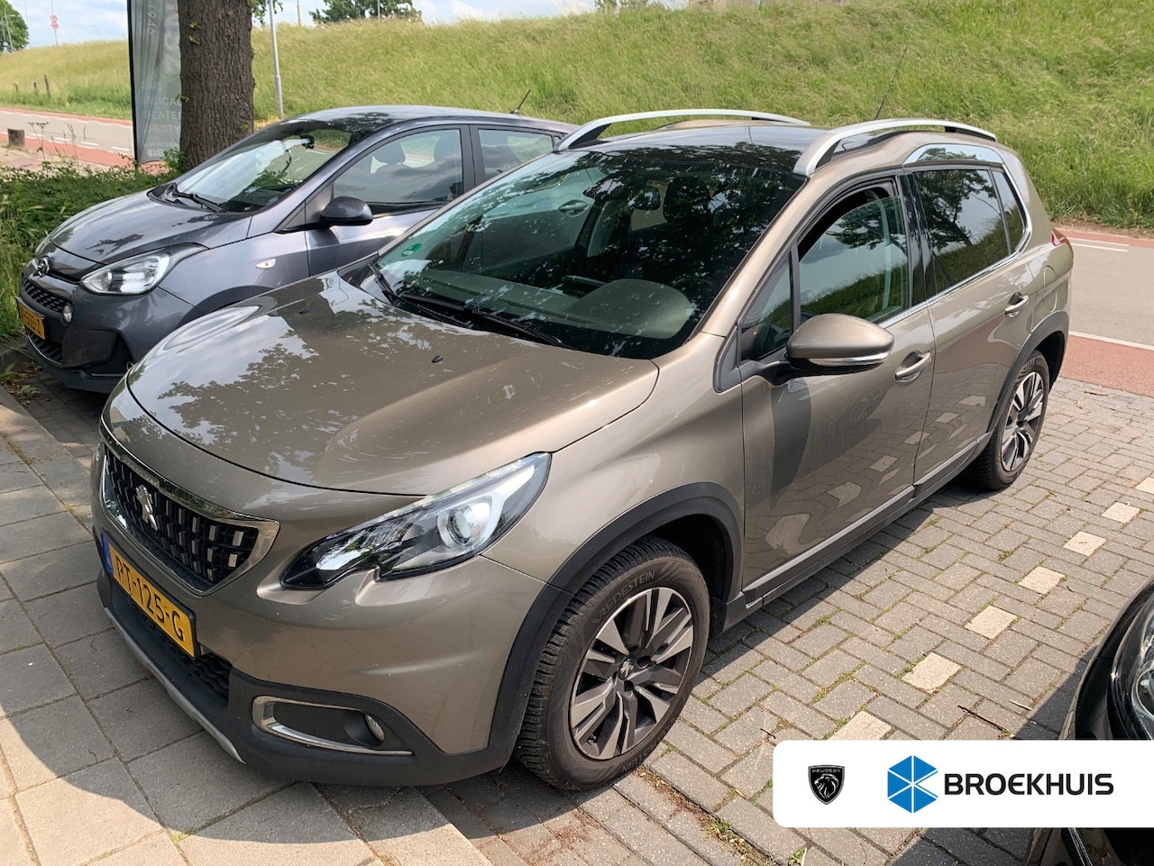 Peugeot 2008 - 1.2 PureTech Allure Airco | Cruise | Camera | Panorama dak | Navi | Trekhaak | - AutoWereld.nl