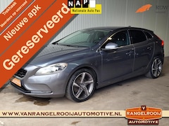 Volvo V40 - 1.6 T3 Momentum, xenon, stoelverw., voorruitverw., trekhaak, clima