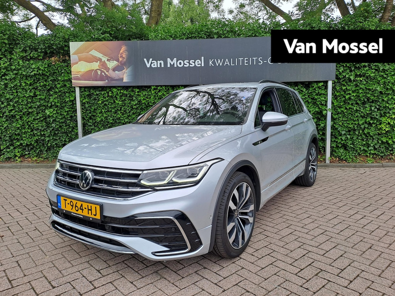 Volkswagen Tiguan - 1.5 TSI R-Line Business+ | NAVIAGTIE | HEAD-UP | PANO-SCHUIFDAK | STOEL-STUURWIELVERWARMIN - AutoWereld.nl