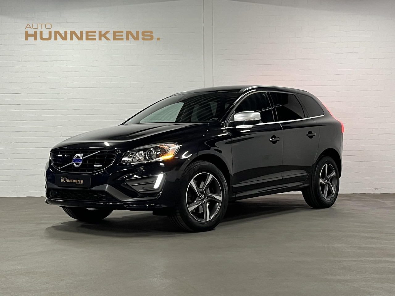 Volvo XC60 - 2.0 T5 FWD R-Design | Trekhaak | Adapt. cruise control | Stoel/stuurverwarming | Camera | - AutoWereld.nl