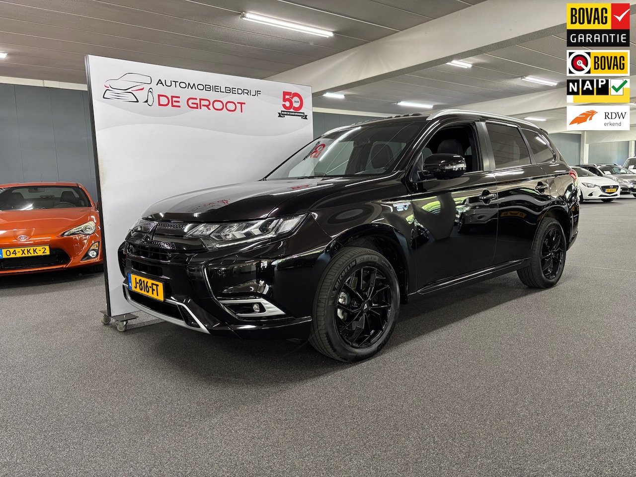 Mitsubishi Outlander - 2.4 PHEV Instyle / NL-auto, Automaat, Panoramadak, Trekhaak, Camera - AutoWereld.nl