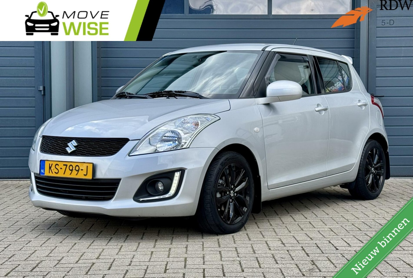 Suzuki Swift - 1.2 90pk Bandit EASSS | Lage KM NAP ! | 5 Deurs | Airco | Cruise | Stoelverwarming | - AutoWereld.nl