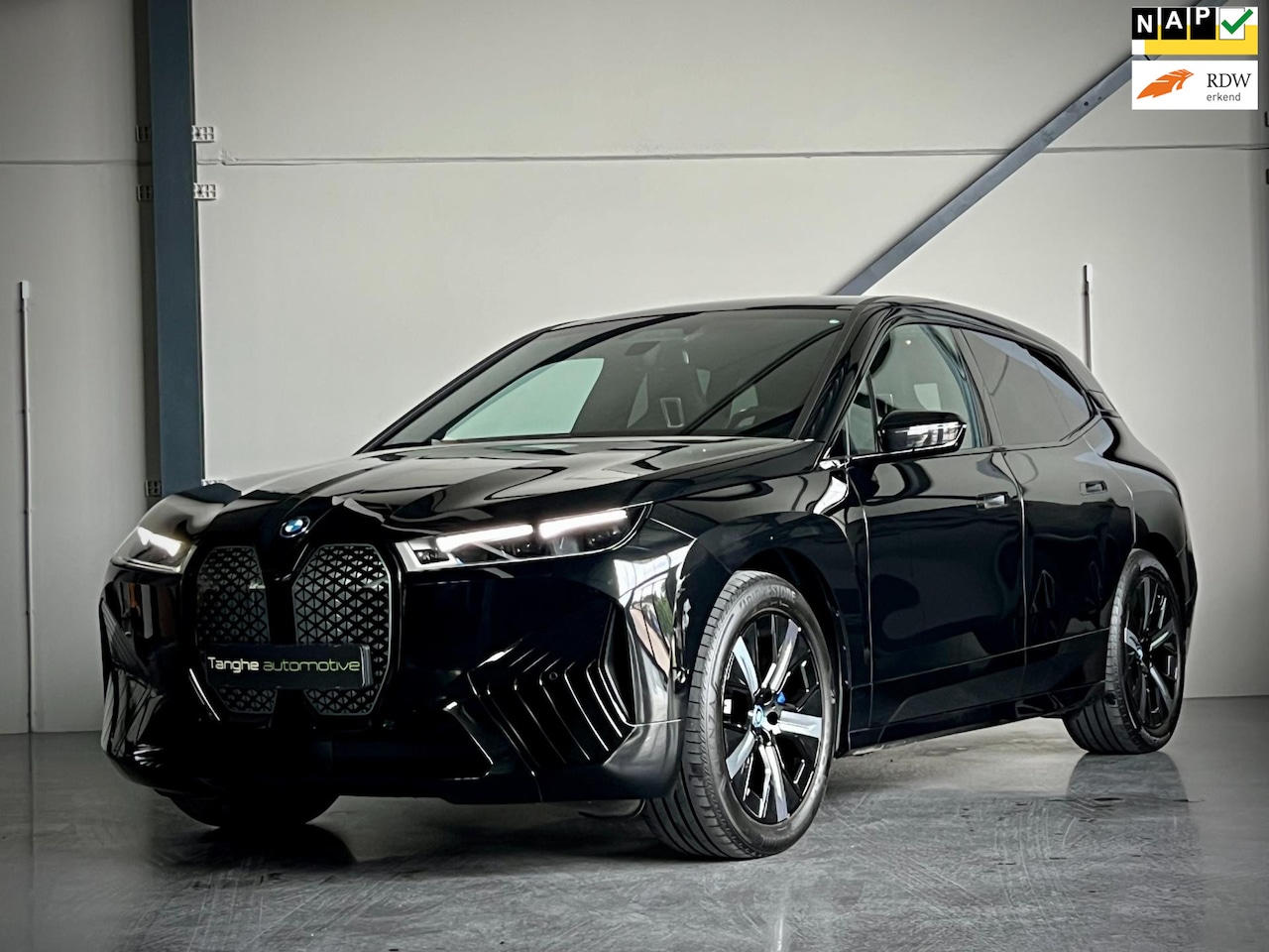 BMW iX - XDrive40 M-Sport, SkyLounge, Trekhaak, 360 camera, Remote, Laserverlichting - AutoWereld.nl