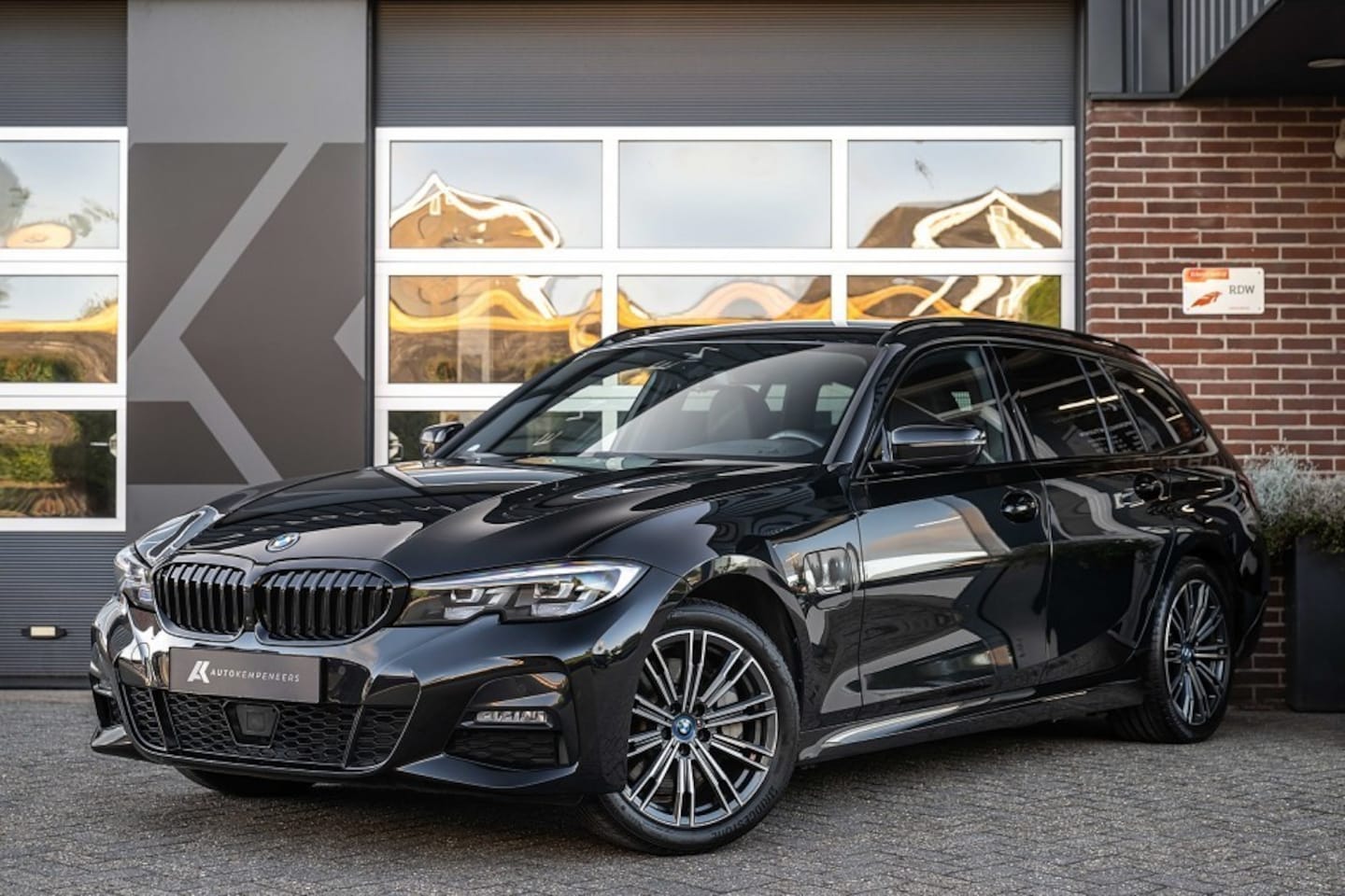BMW 3-serie - 330 330e xDrive M-Sport | Shadow | Adapt. Cruise | Trekhaak | Camera | 18' inch | - AutoWereld.nl