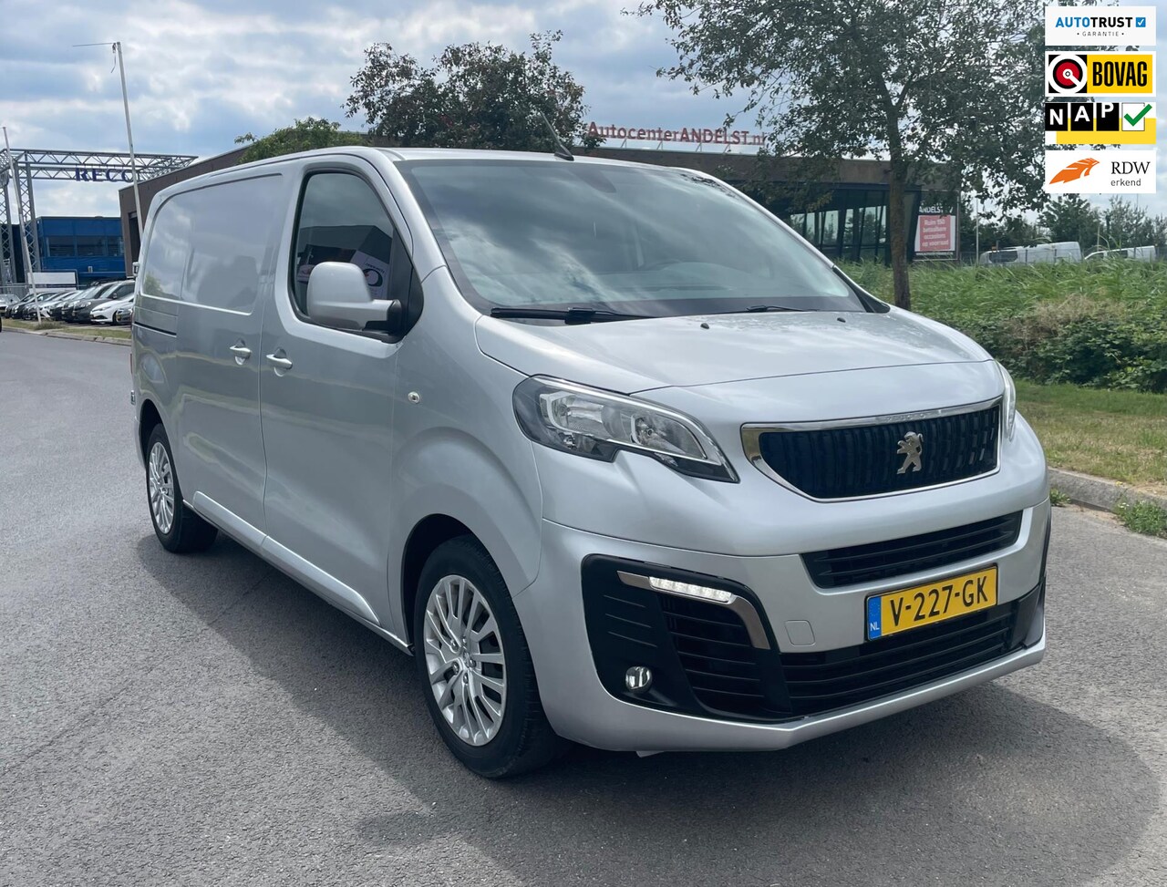 Peugeot Expert - 231S 2.0 BlueHDI 120 Premium Pack 231S 2.0 BlueHDI 120 Premium Pack, 3zits, Trekhaak, Pdc, Navi, Carplay, 2e eig afk, Geen i - AutoWereld.nl