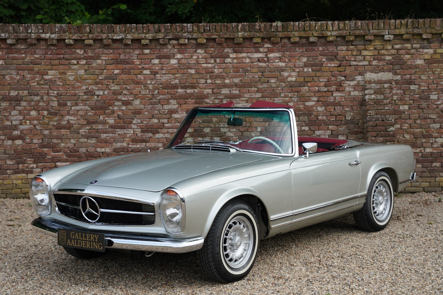 Mercedes-Benz SL-klasse Cabrio - 280 Pagode "Silver Grey over Maroon" "Bare metal"-restored and rebuilt, Elegant color sche - AutoWereld.nl