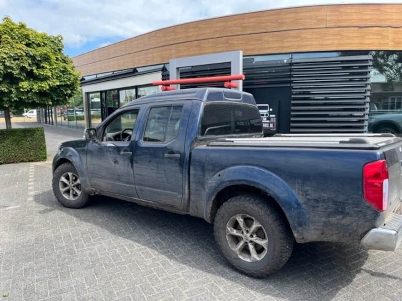 Nissan Navara - 2.5 TD 4x4 LE Double Cab 5 pers EXPORT ONLY PRICE € 4.750 EXCL GEARBOX ENGINE GOOD  - CHAS - AutoWereld.nl