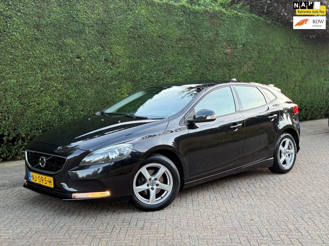 Volvo V40 - 1.6 D2 Momentum /6BAK/GLAZENDAK/PDC/RIJDTGOED!/ - AutoWereld.nl