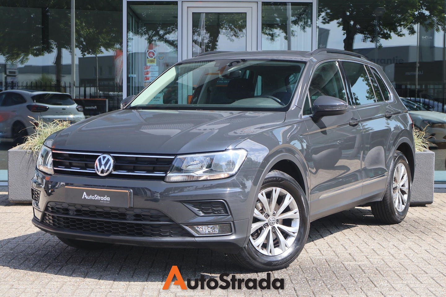 Volkswagen Tiguan - 1.5 Comfortline TSI 130pk | Navi | Climate | Carplay | Adaptive | DAB | Sensoren | - AutoWereld.nl