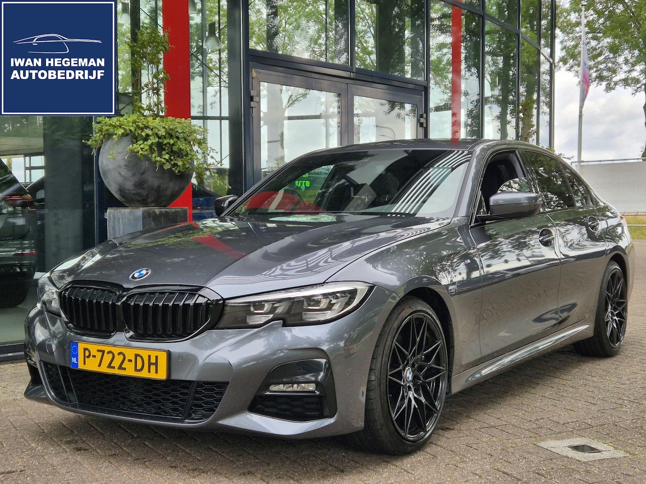 BMW 3-serie - 330i High Executive M-Sport AUTOMAAT | Navigatie | Cruise Control | 19inch | Leer | Parkee - AutoWereld.nl