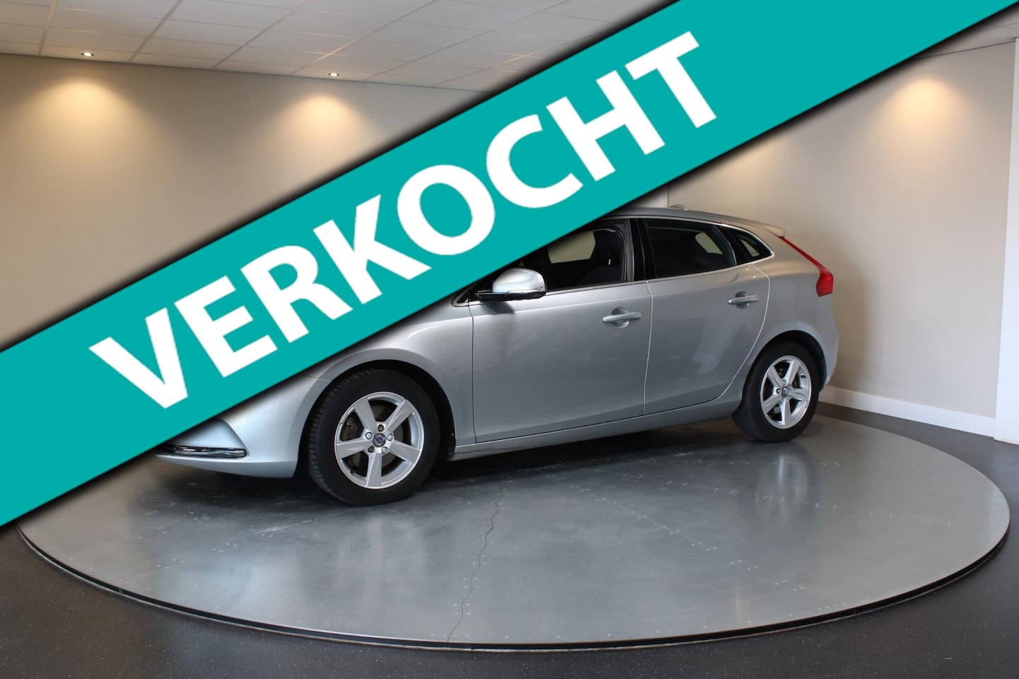 Volvo V40 - 1.6 T2 Momentum *2de eigenaar/Dealer OH* Trekhaak|Cruise|Navi - AutoWereld.nl