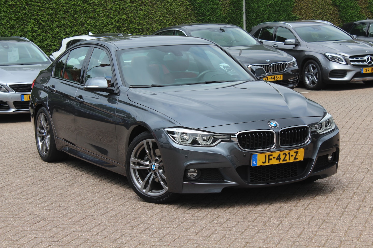 BMW 3-serie - 330e M Sport / Leder / Navigatie / Parkeerhulp achter / 18'' / Stoelverwarming / Cruise Co - AutoWereld.nl