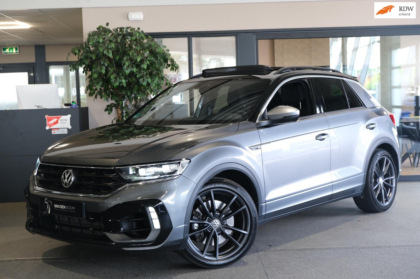 Volkswagen T-Roc - 2.0 TSI R 300 PK DSG Pano Akra Leder Virtual Cam Beats Keyless - AutoWereld.nl