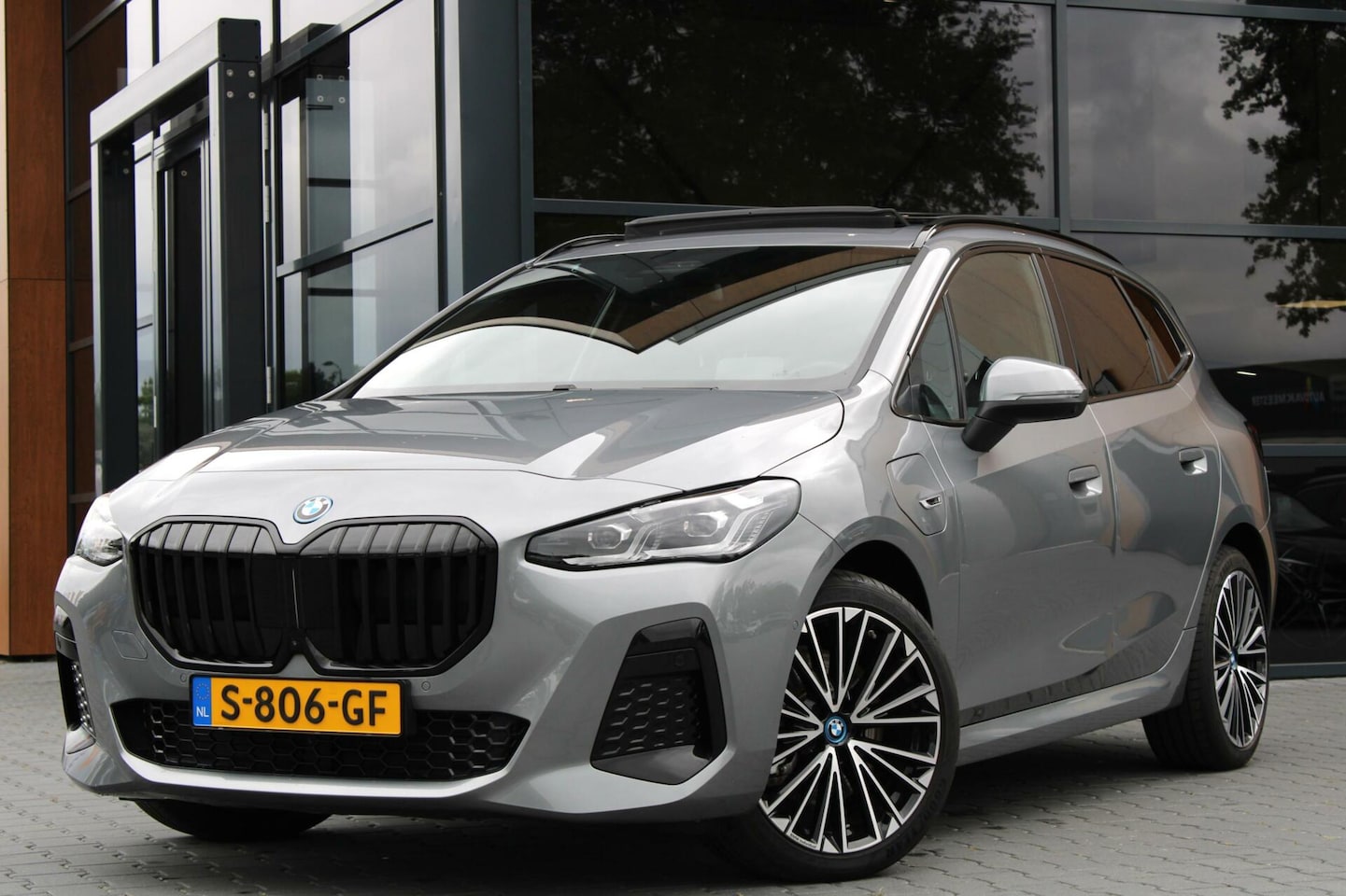 BMW 2-serie Active Tourer - 230e xDrive | Pano | H&K | Trekhaak - AutoWereld.nl