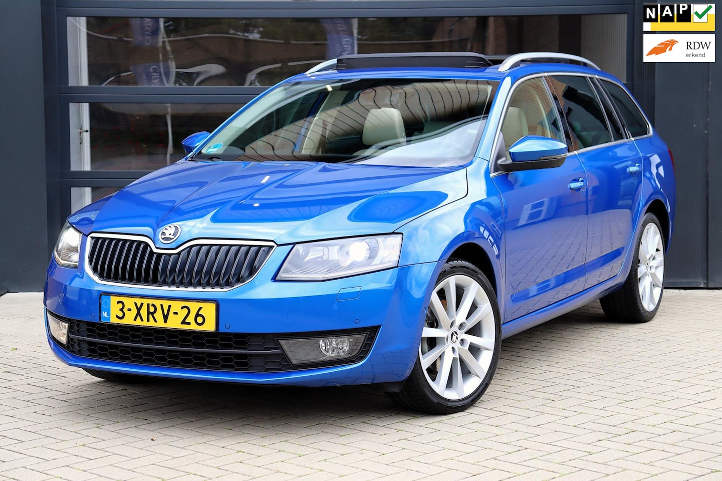 Skoda Octavia Combi - 1.4 TSI Greentech Elegance Businessline 140 PK DSG | Panorama | Trekhaak | Canton Audio - AutoWereld.nl