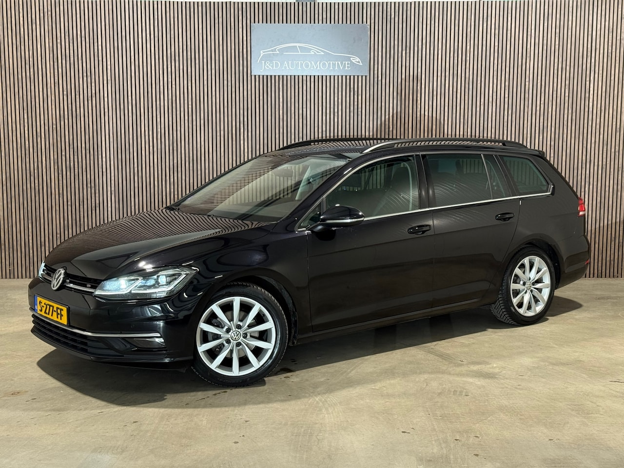Volkswagen Golf Variant - 1.5 TSI Highline R-Line DSG - AutoWereld.nl