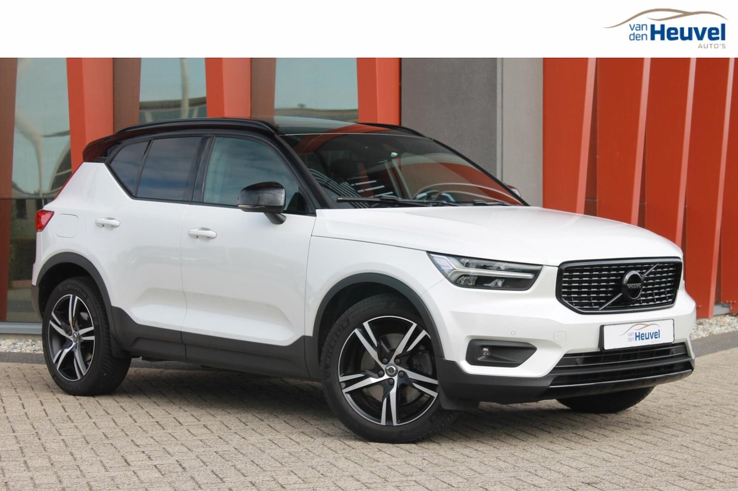Volvo XC40 - T4 Recharge R-Design | Panoramadak | Stoelverwarming | Parkeercamera | Glossy Black | Keyl - AutoWereld.nl