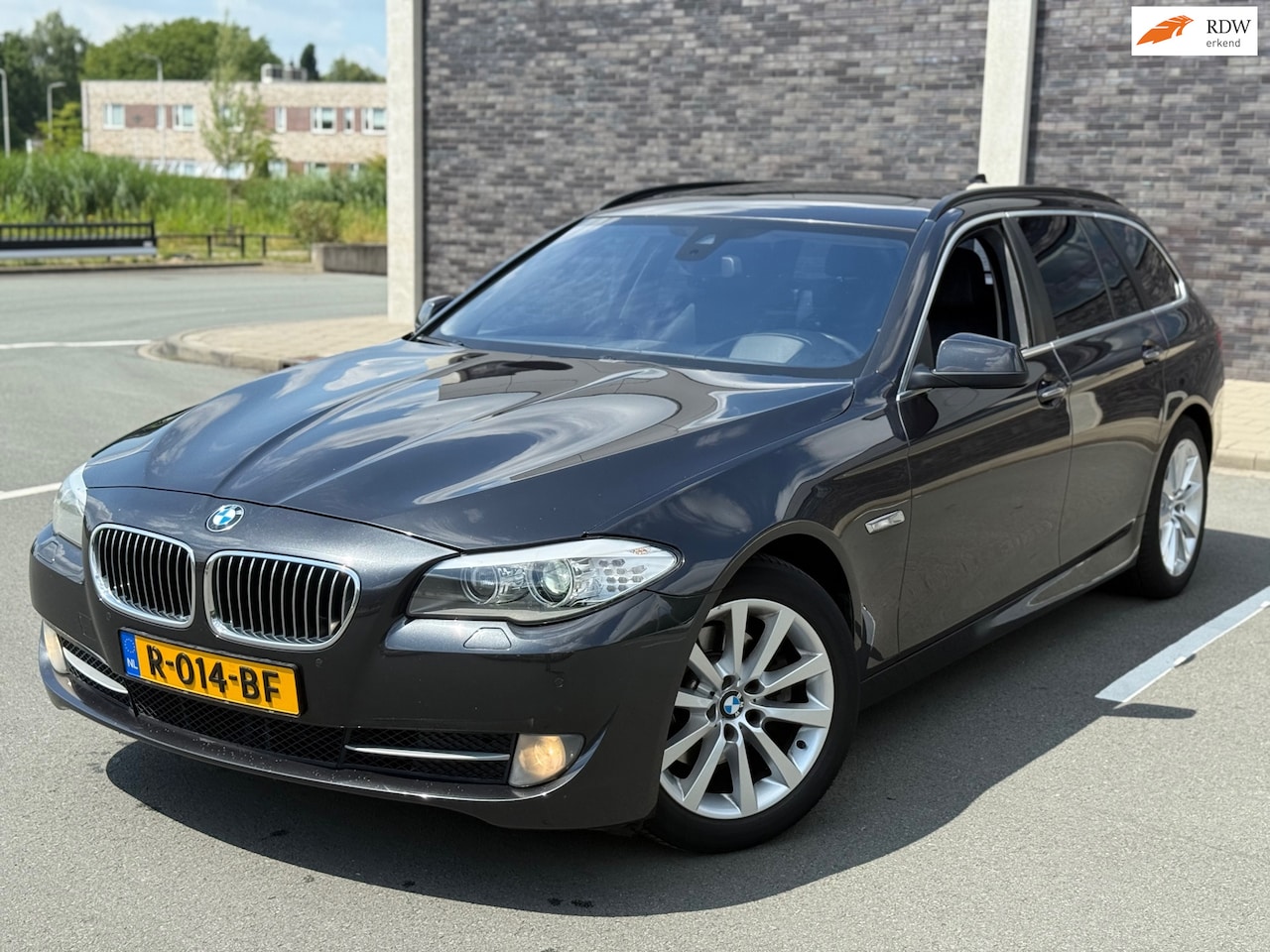 BMW 5-serie Touring - 520d High Executive M Sport | HUD | PANO | Nwe APK | Leder | Rijd Schakelt Perfect! - AutoWereld.nl