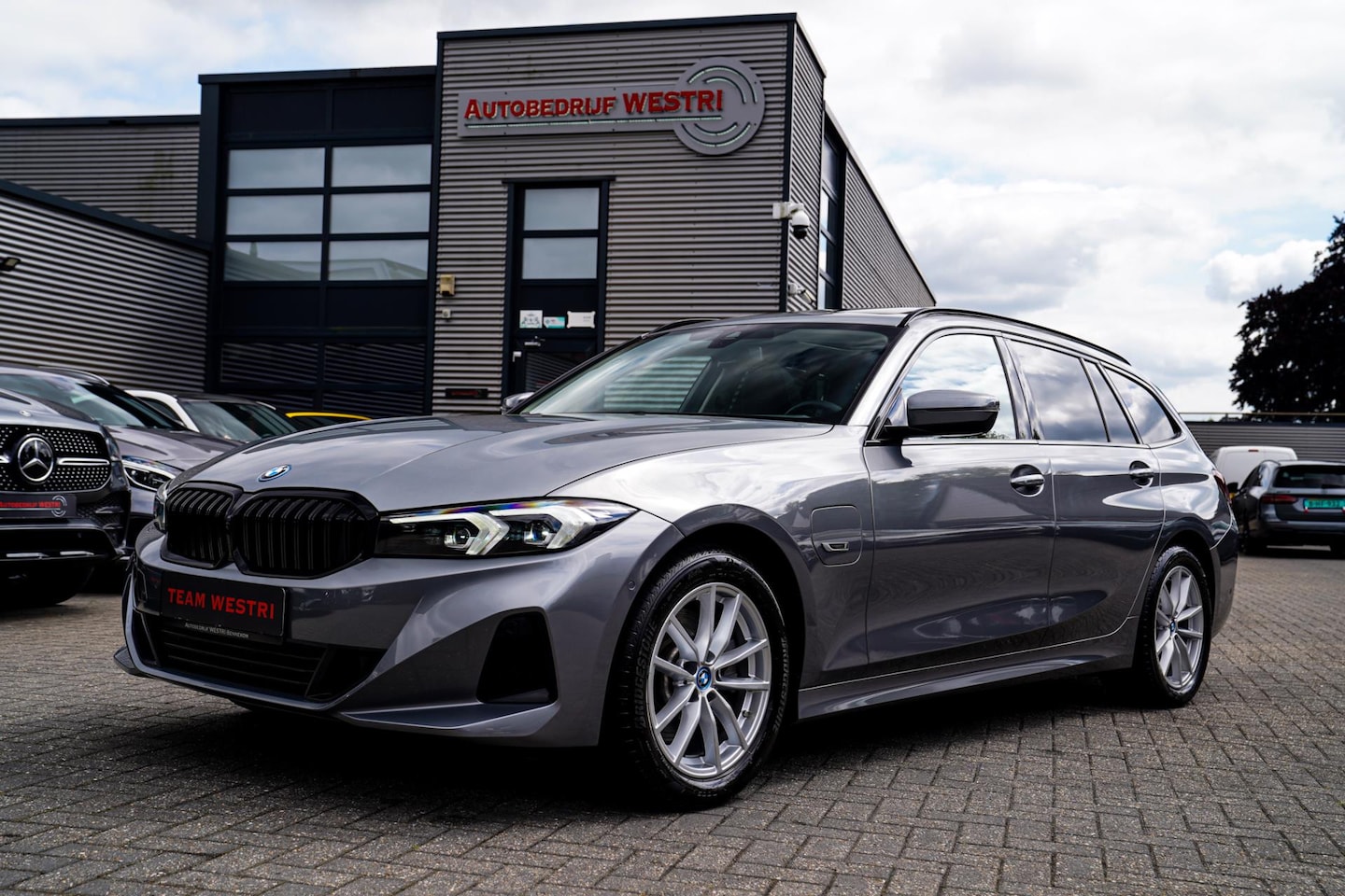 BMW 3-serie Touring - 320e | Panorama | Elektrische trekhaak | Luxe Leder/stof | Achteruitrijcamera | Shadowline - AutoWereld.nl