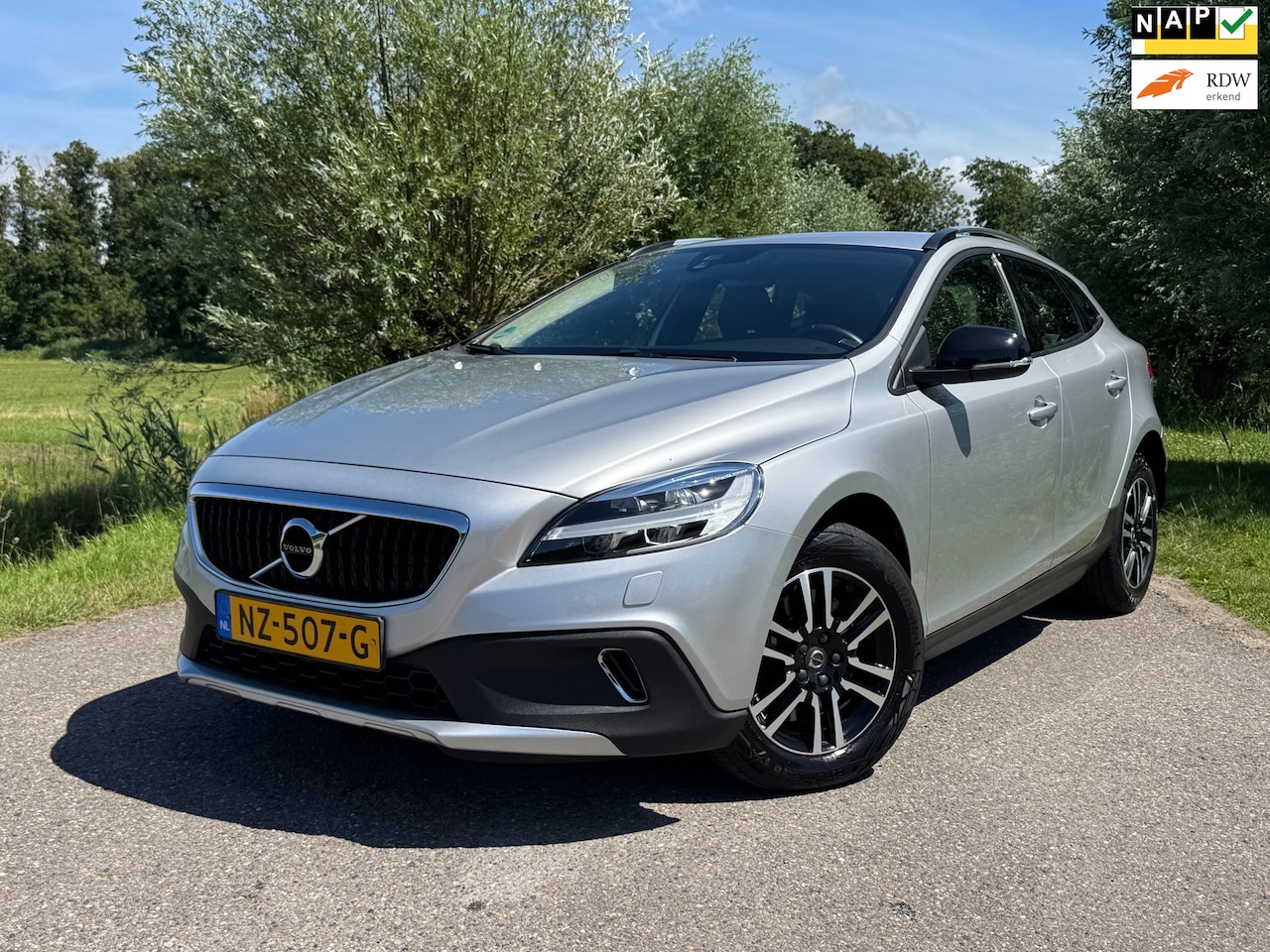 Volvo V40 Cross Country - 2.0 D2 Nordic+ / Navi / Clima / Stoelverwarming / BTW-Auto / 16" Velgen / PDC / Cruise / L - AutoWereld.nl
