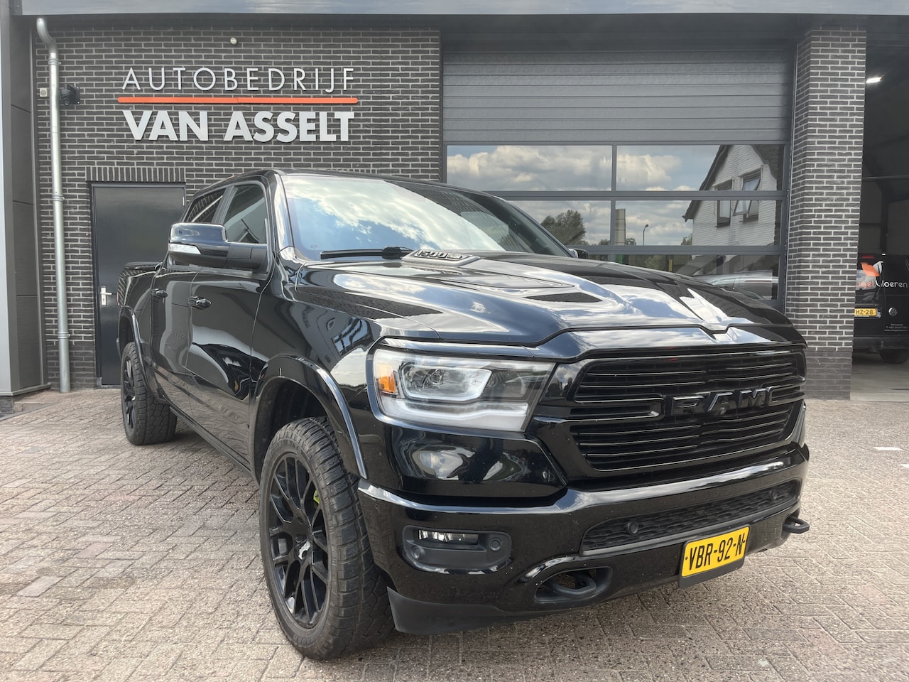 Dodge Ram 1500 - 5.7 V8 4x4 Crew Cab Laramie Panoramadak , Luchtvering - AutoWereld.nl