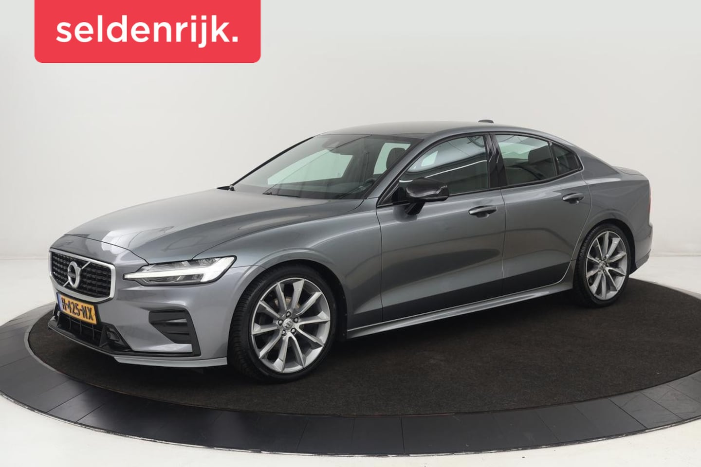 Volvo S60 - 2.0 T4 R-Design | Trekhaak | Carplay | Stoelverwarming | Adaptive cruise | Camera | Naviga - AutoWereld.nl