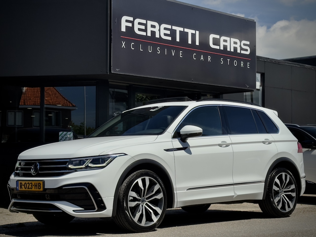 Volkswagen Tiguan - 1.5 TSI AUT7 ELEGANCE R-LINE NW-MODEL 56D.KM!! PANODAK NAVI CAMERA DIGI-DASH APPLE-CARPLAY - AutoWereld.nl
